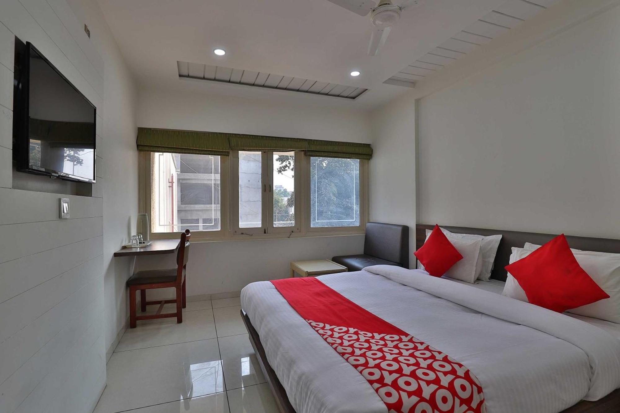 Hotel Collection O Panchsheel à Vadodara Extérieur photo