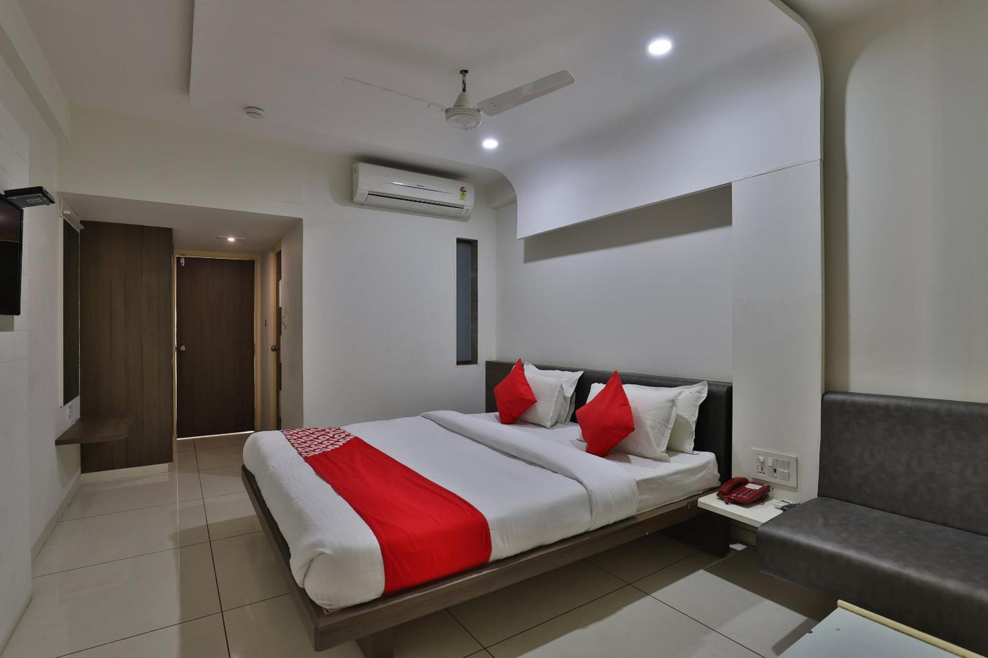 Hotel Collection O Panchsheel à Vadodara Extérieur photo