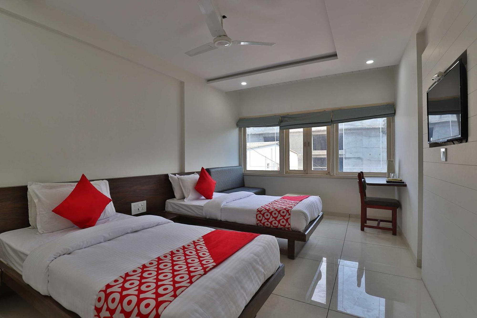 Hotel Collection O Panchsheel à Vadodara Extérieur photo